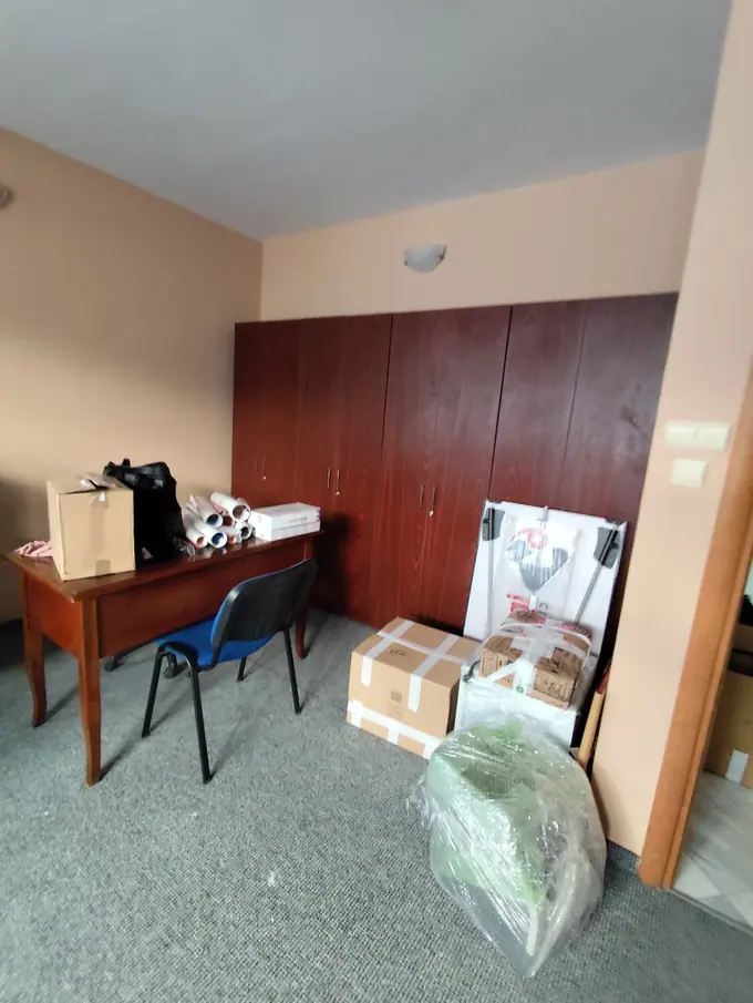Birou și mobilier pregătite pentru relocare