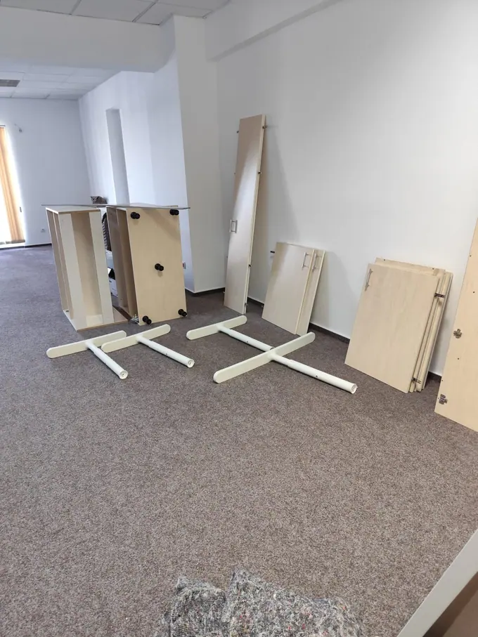 Panouri de mobilier demontate și așezate pentru transport