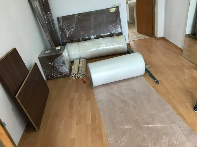 Mobilier demontat și materiale de ambalare în locuință
